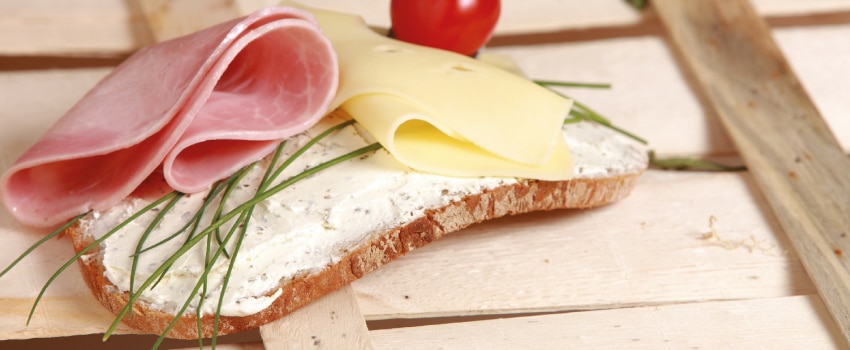 Brot mit fettarmem Schinken.