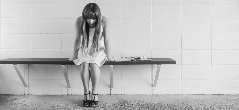 frau mit depression durch alvalin tropfen