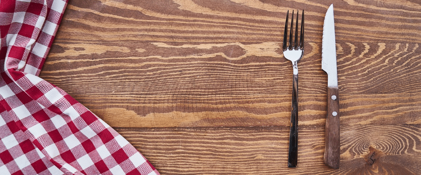 Messer und Gabel auf Tisch bei 5 zu 2 Diät