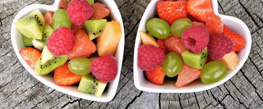 Zwei Schalen mit frischem Obst