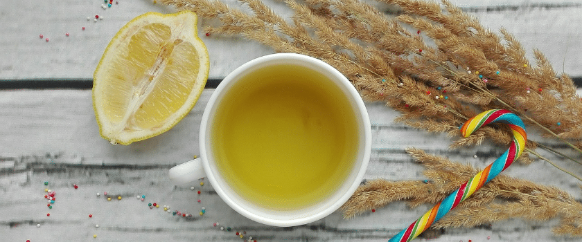 Tasse mit Zitronenwasser